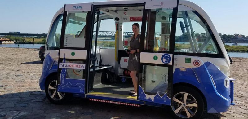 Julia Wolf mit dem TaBuLa-Shuttle in Lauenburg/Elbe | Bildrechte: Büro autoBus