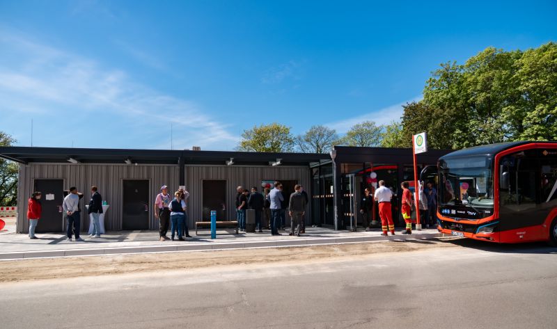 Bushaltestelle mit Menschen